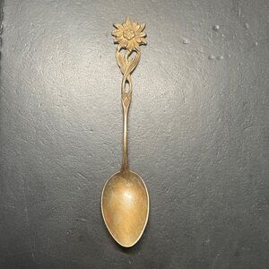 1 vintage collectible souvenir spoon featuring an Edelweiss flower finial